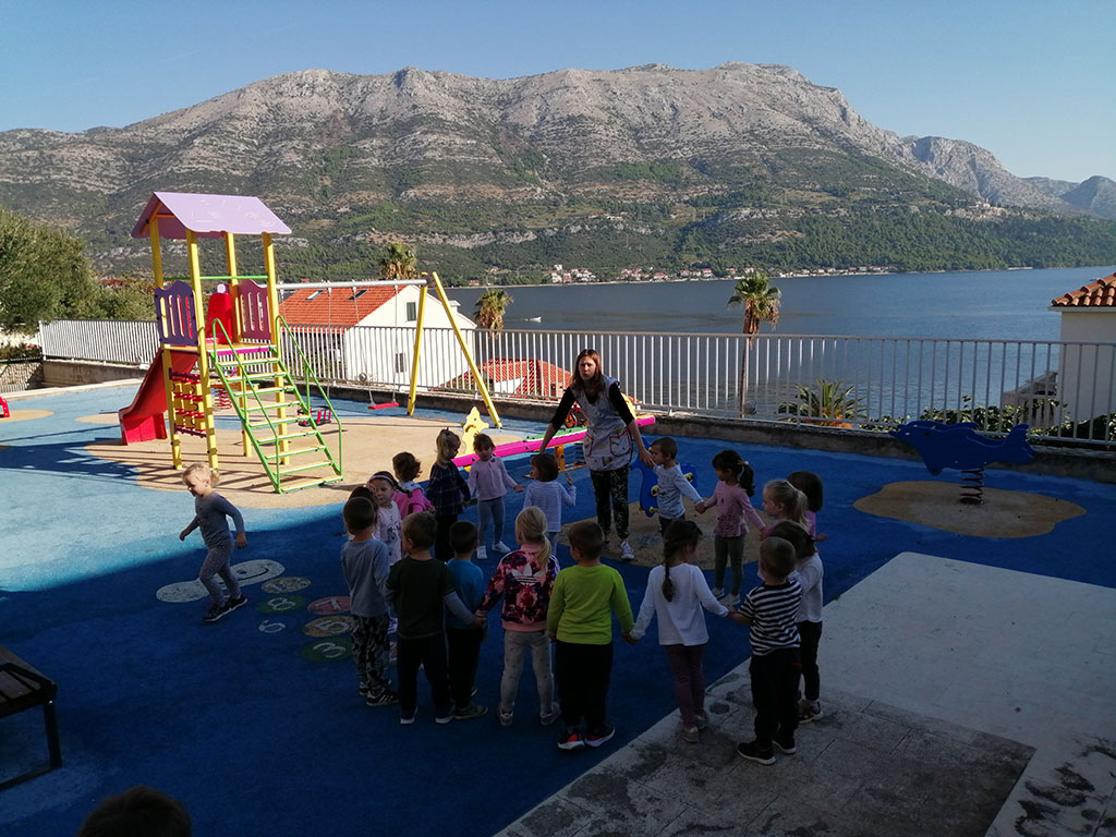 Dvorište vrtića s pogledom na more
